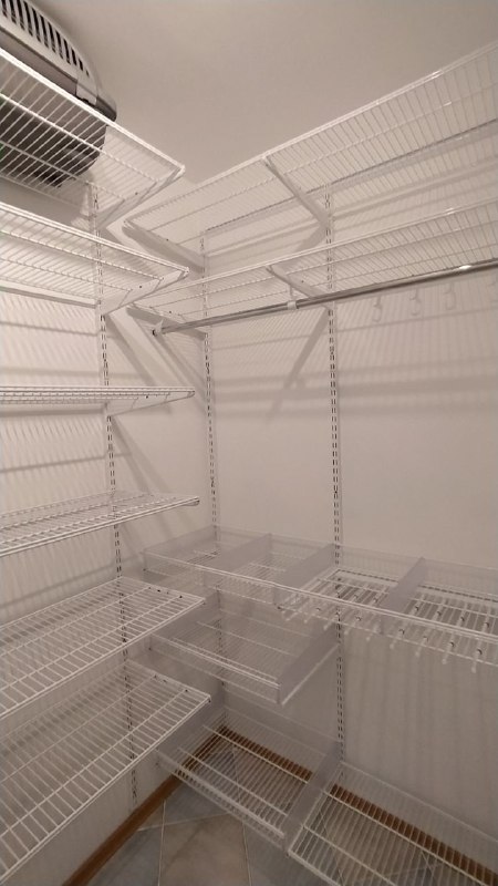 Белая П-образная гардеробная с выдвижными корзинами, ~1,8×1,5 м, фото 1