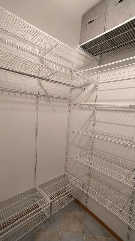 Белая П-образная гардеробная с выдвижными корзинами, ~1,8×1,5 м, фото 3