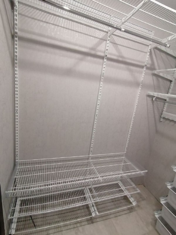 Белая П-образная гардеробная с выдвижными корзинами, ~1,8×2 м, фото 1