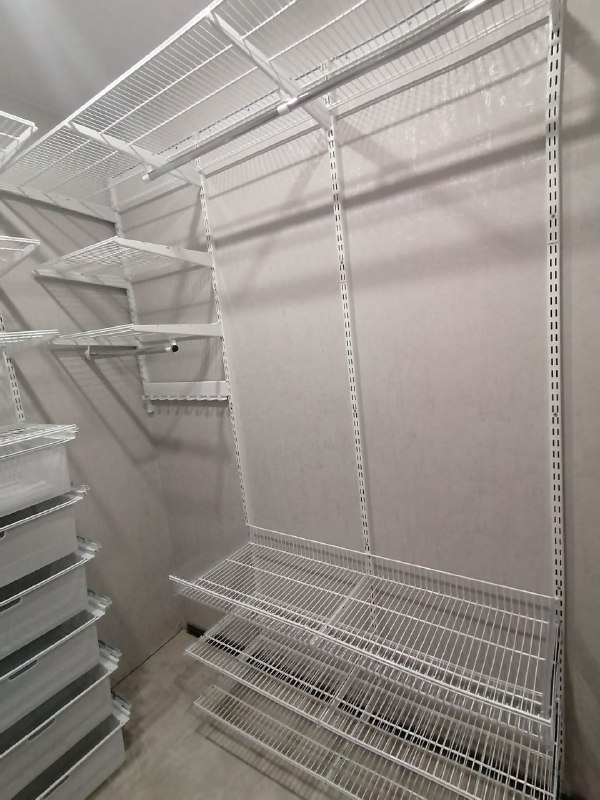 Белая П-образная гардеробная с выдвижными корзинами, ~1,8×2 м, фото 3