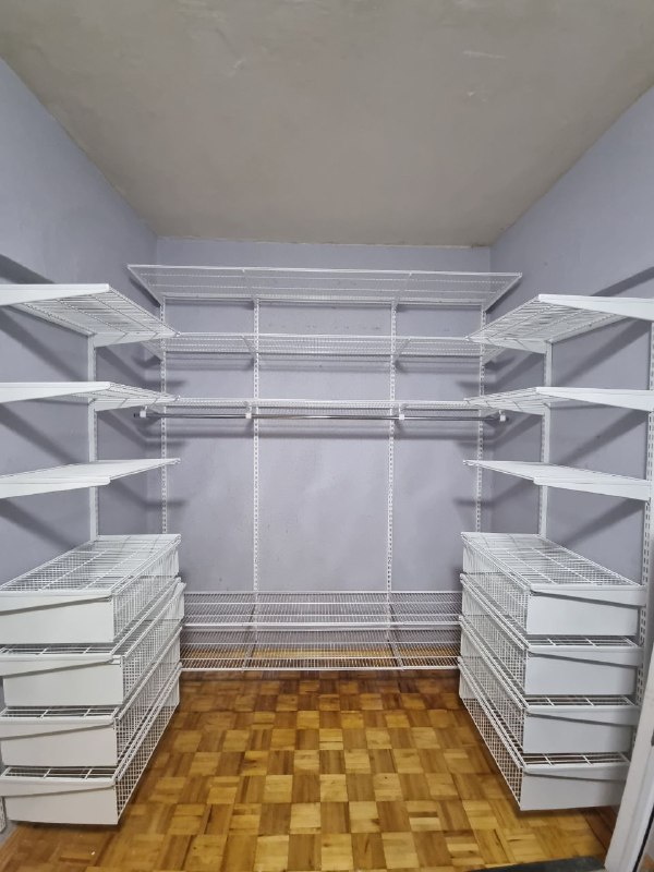Белая П-образная гардеробная с выдвижными корзинами, ~2×2,1 м, фото 1