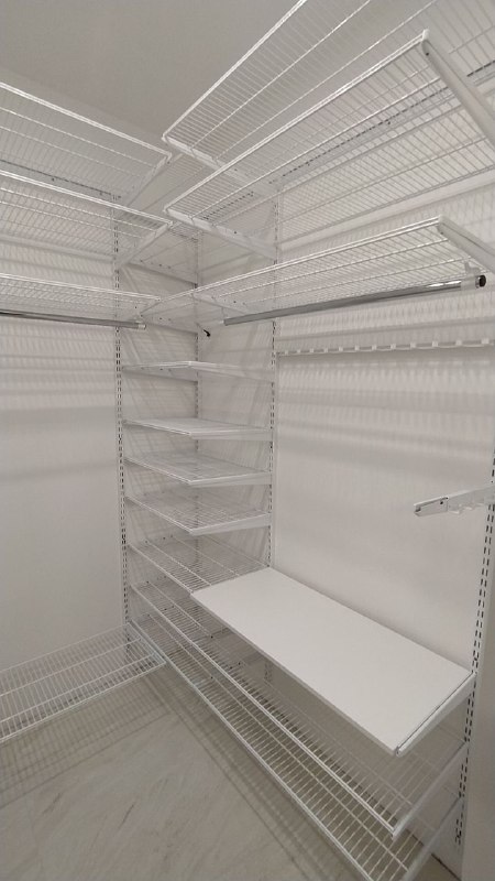 Белая П-образная гардеробная с выдвижными корзинами, ~1,8×2,1 м, фото 1