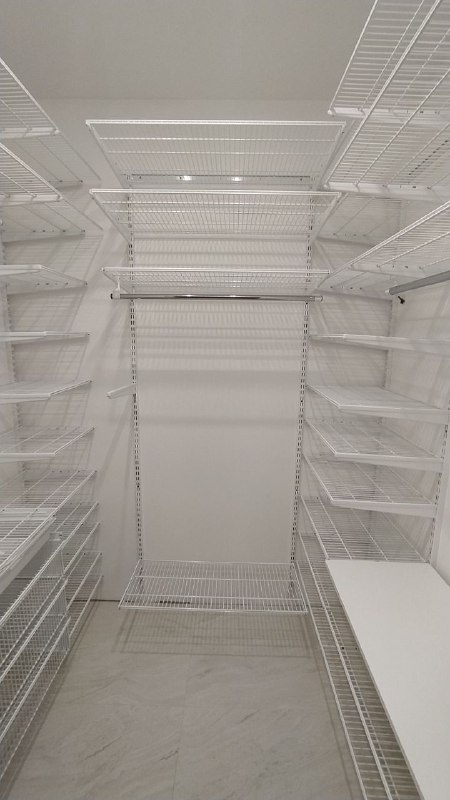 Белая П-образная гардеробная с выдвижными корзинами, ~1,8×2,1 м, фото 2