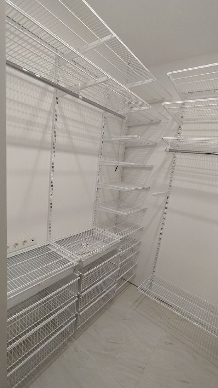 Белая П-образная гардеробная с выдвижными корзинами, ~1,8×2,1 м, фото 3