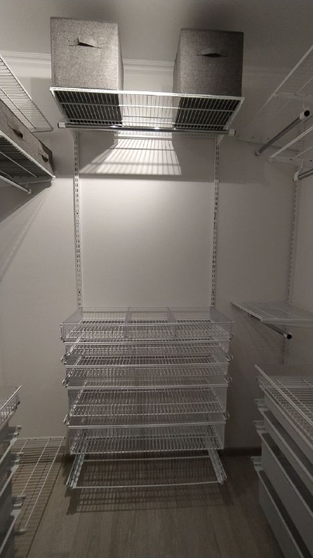 Белая П-образная гардеробная с выдвижными корзинами, ~1,4×1,8 м, фото 2