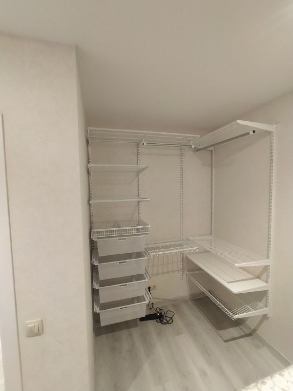 Белая П-образная гардеробная с выдвижными корзинами, ~1,5×1,8 м, фото 1