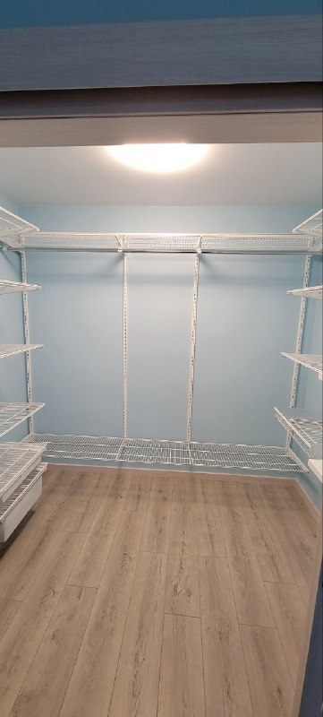 Белая П-образная гардеробная с выдвижными корзинами, ~1,8×1,5 м, фото 1