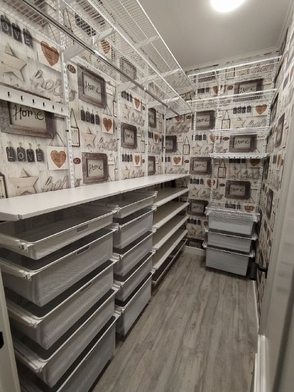 Белая П-образная гардеробная с выдвижными корзинами, ~2×2,4 м, фото 1