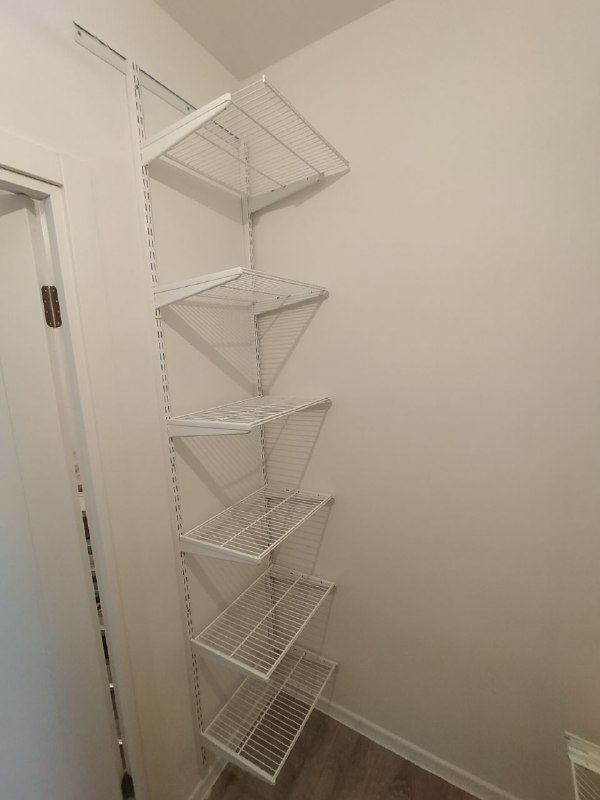 Белая П-образная гардеробная с выдвижными корзинами, ~1,8×1,5 м, фото 3