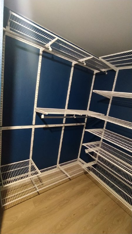 Белая П-образная гардеробная с выдвижными корзинами, фото 1