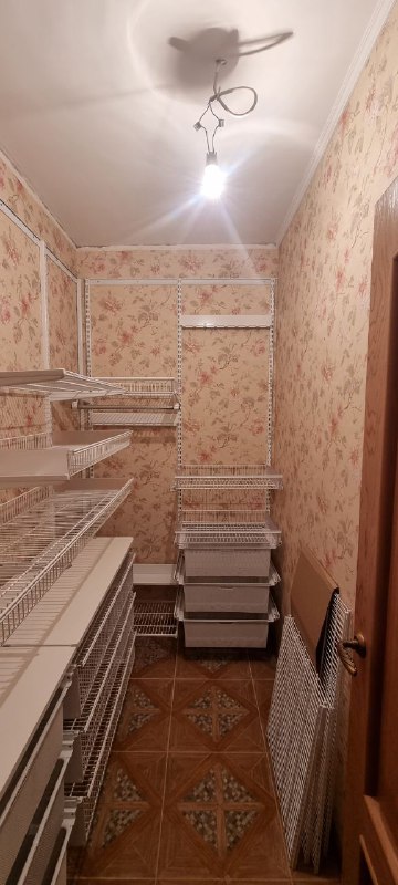 Белая П-образная гардеробная с выдвижными корзинами, фото 1