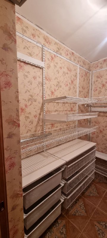 Белая П-образная гардеробная с выдвижными корзинами, фото 2
