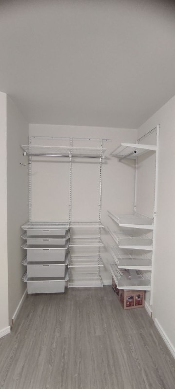 Белая П-образная гардеробная с выдвижными корзинами, ~1,8×2,4 м, фото 1
