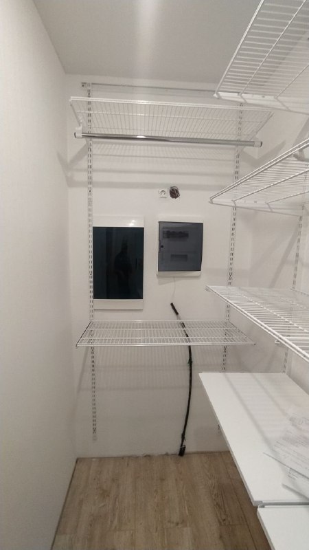 Белая П-образная гардеробная с выдвижными корзинами, ~1,2×2,2 м, фото 1