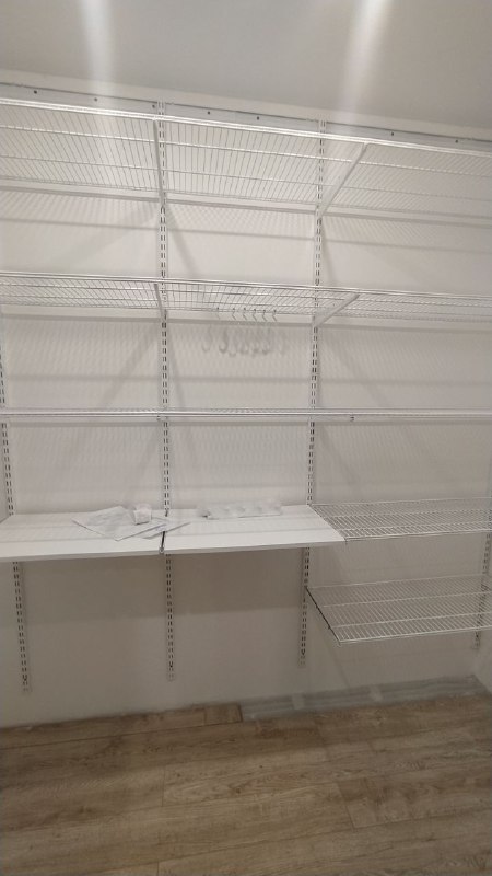 Белая П-образная гардеробная с выдвижными корзинами, ~1,2×2,2 м, фото 2