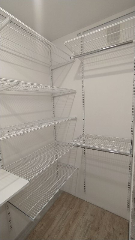 Белая П-образная гардеробная с выдвижными корзинами, ~1,2×2,2 м, фото 3