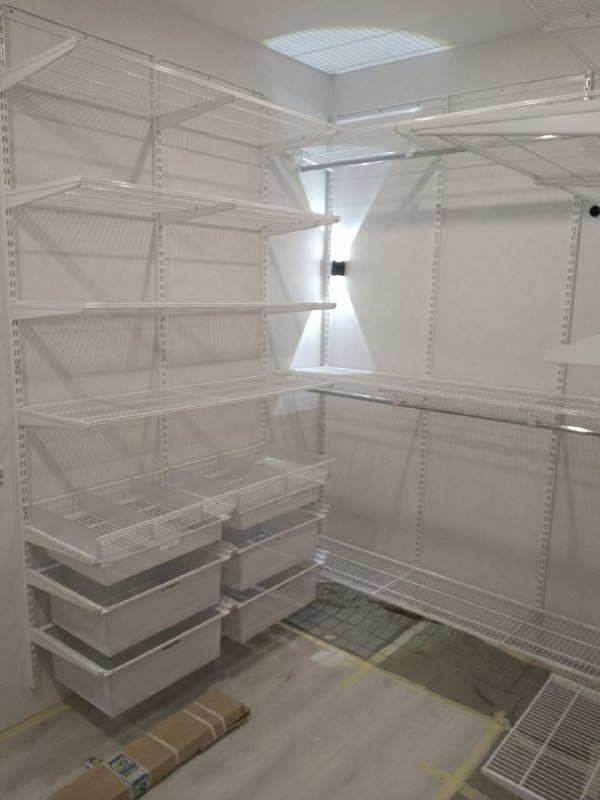 Белая П-образная гардеробная с выдвижными корзинами, ~2×2,1 м, фото 1