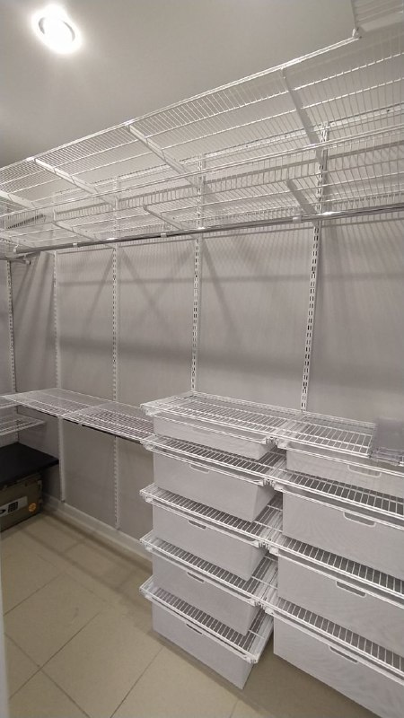 Белая П-образная гардеробная с выдвижными корзинами, ~2,4×1,8 м, фото 3
