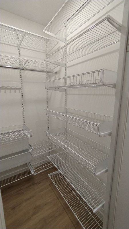 Белая П-образная гардеробная с выдвижными корзинами, ~1,4×2,1 м, фото 1