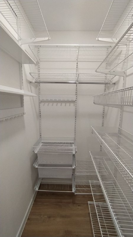 Белая П-образная гардеробная с выдвижными корзинами, ~1,4×2,1 м, фото 2