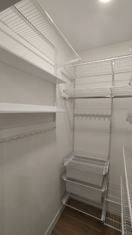 Белая П-образная гардеробная с выдвижными корзинами, ~1,4×2,1 м, фото 3