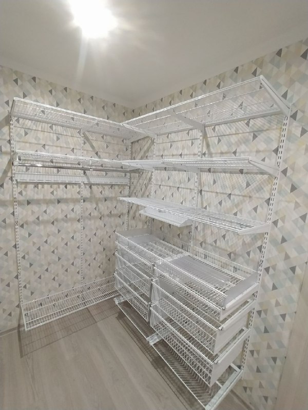 Белая П-образная гардеробная с выдвижными корзинами, ~1,8×3 м, фото 1