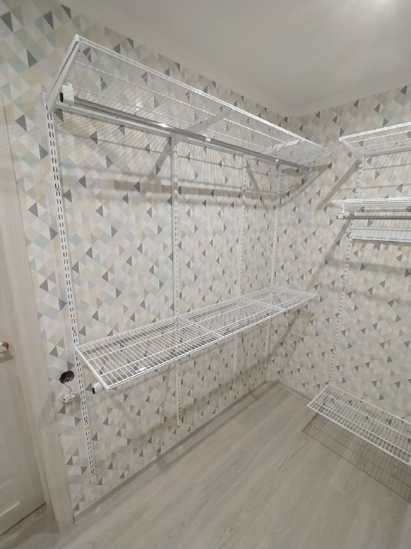 Белая П-образная гардеробная с выдвижными корзинами, ~1,8×3 м, фото 2