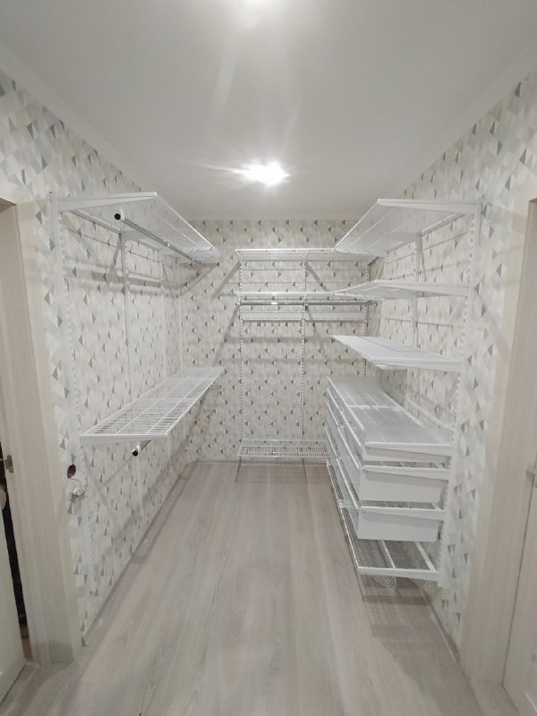 Белая П-образная гардеробная с выдвижными корзинами, ~1,8×3 м, фото 3