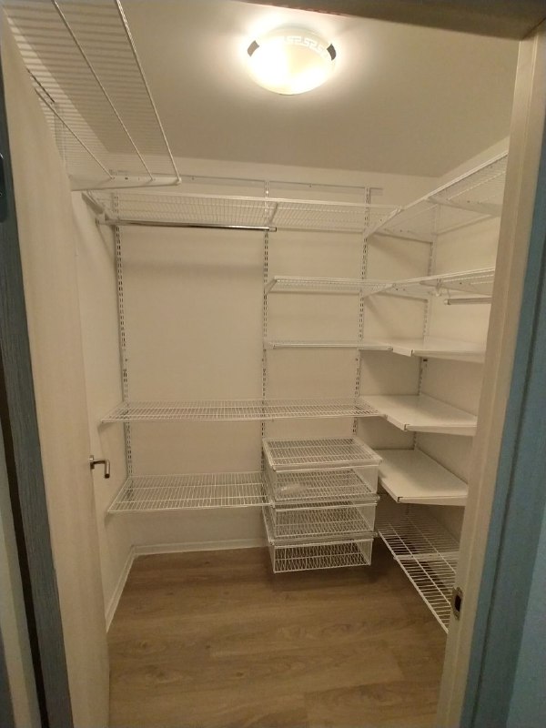 Белая П-образная гардеробная с выдвижными корзинами, ~2×2,1 м, фото 1