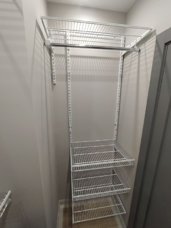 Белая П-образная гардеробная с выдвижными корзинами, ~1,5×2,2 м, фото 1