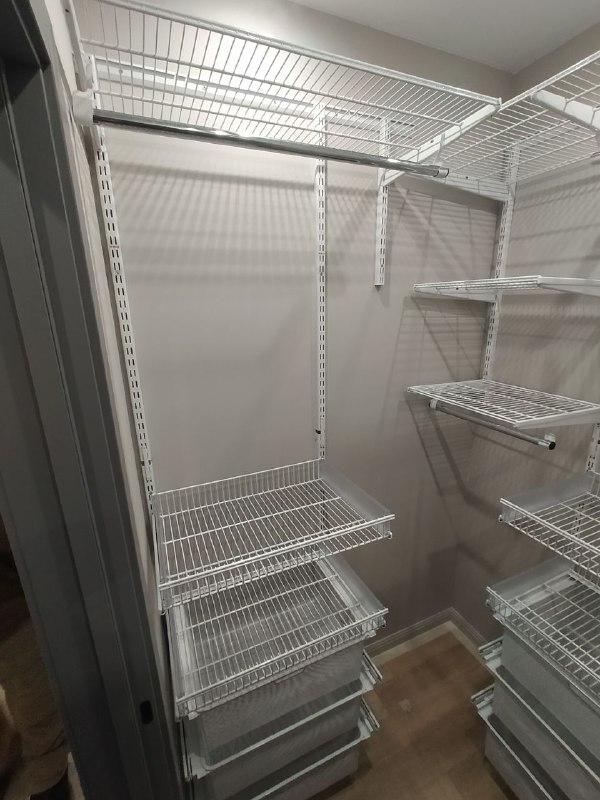 Белая П-образная гардеробная с выдвижными корзинами, ~1,5×2,2 м, фото 2