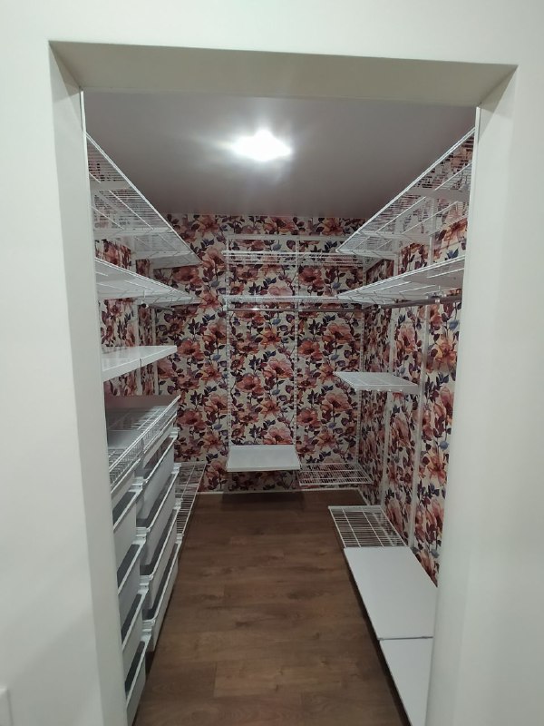 Белая П-образная гардеробная с выдвижными корзинами, ~2,1×2,7 м, фото 4