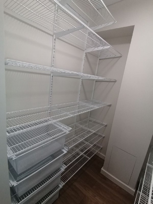 Белая П-образная гардеробная с выдвижными корзинами, ~1,8×2,2 м, фото 1