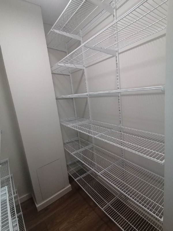 Белая П-образная гардеробная с выдвижными корзинами, ~1,8×2,2 м, фото 2