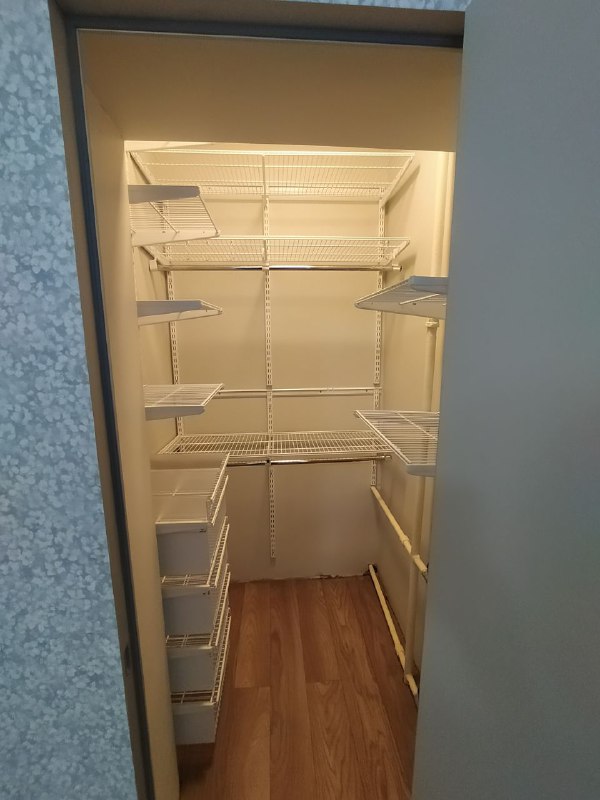 Белая П-образная гардеробная с выдвижными корзинами, ~1,8×1,5 м, фото 1