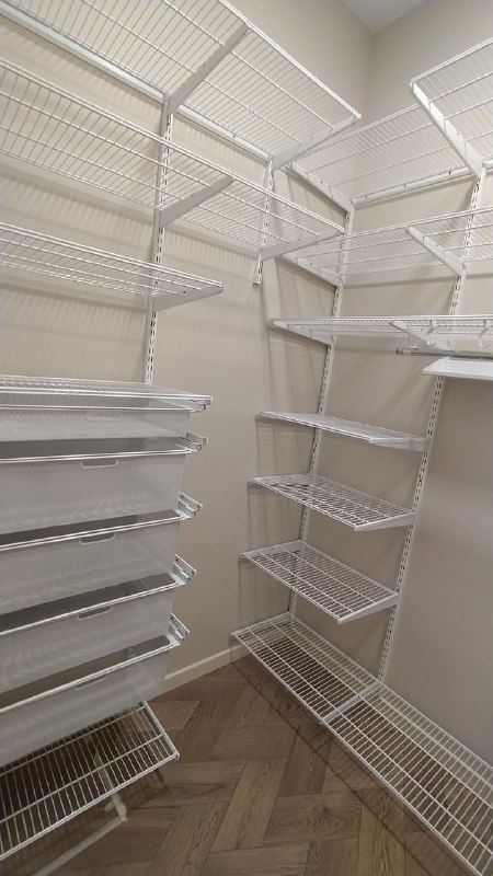 Белая П-образная гардеробная с выдвижными корзинами, ~1,8×2 м, фото 1