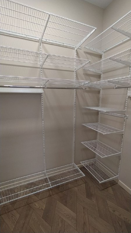 Белая П-образная гардеробная с выдвижными корзинами, ~1,8×2 м, фото 2