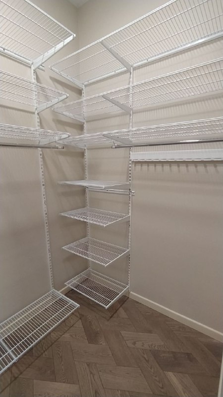 Белая П-образная гардеробная с выдвижными корзинами, ~1,8×2 м, фото 3