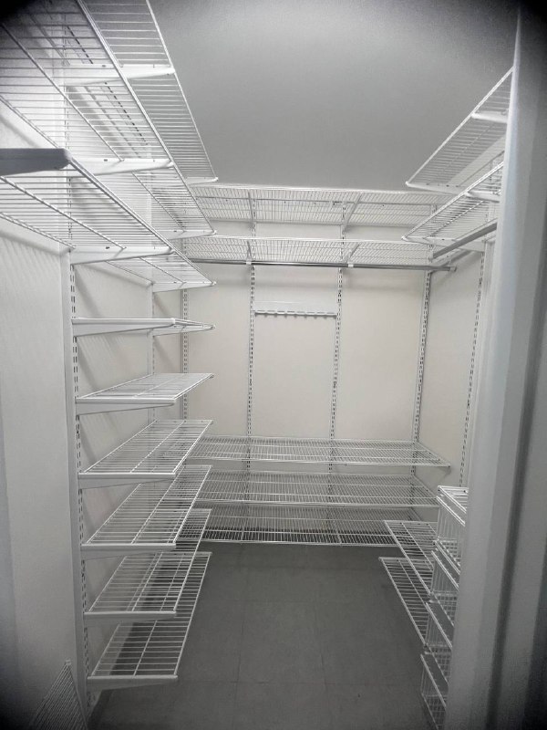 Белая П-образная гардеробная с выдвижными корзинами, ~2×2,1 м, фото 1