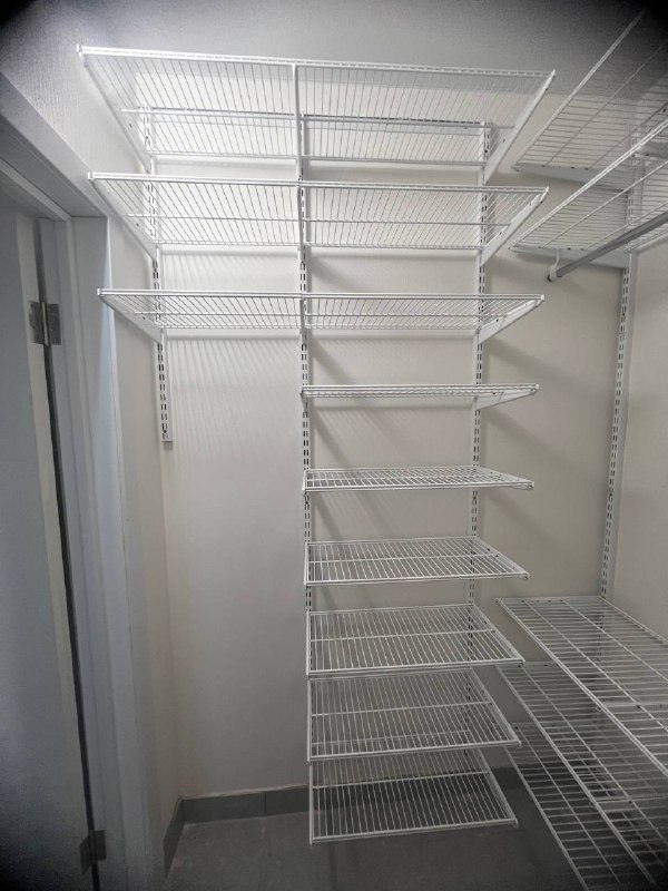 Белая П-образная гардеробная с выдвижными корзинами, ~2×2,1 м, фото 2