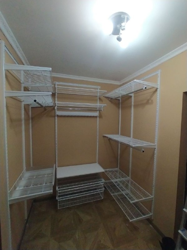 Белая П-образная гардеробная с выдвижными корзинами, ~1,5×2,1 м, фото 1
