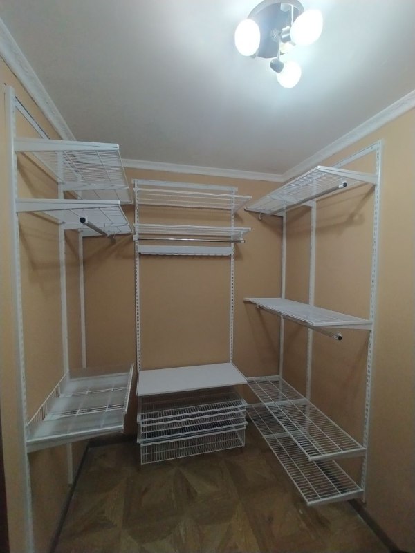 Белая П-образная гардеробная с выдвижными корзинами, ~1,5×2,1 м, фото 2