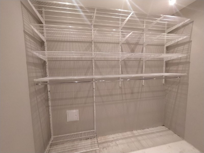 Белая П-образная гардеробная с выдвижными корзинами, ~2,5×2 м, фото 1