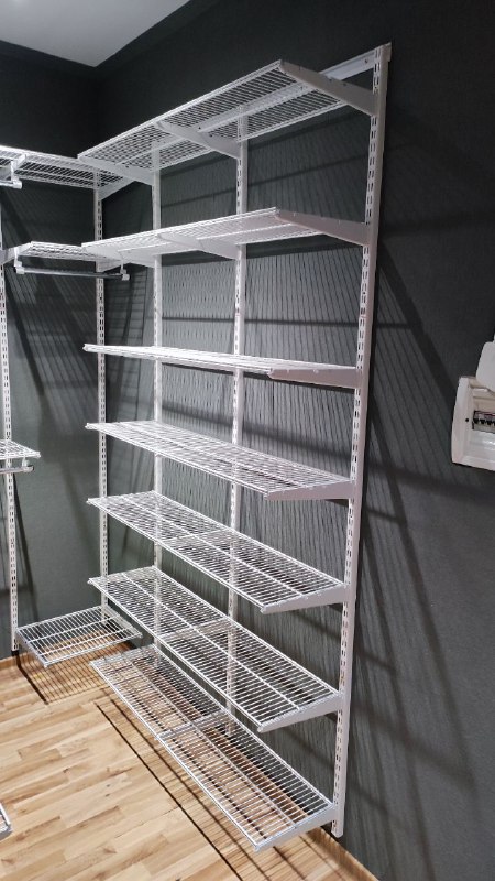 Белая П-образная гардеробная с выдвижными корзинами, ~1,8×2,2 м, фото 3