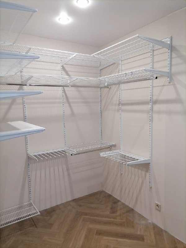 Белая П-образная гардеробная с выдвижными корзинами, ~2,2×2 м, фото 2