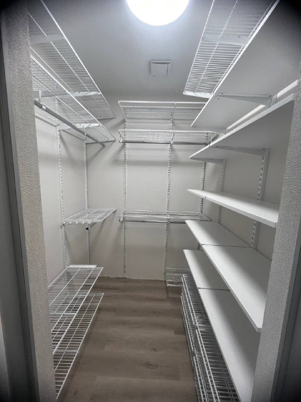 Белая П-образная гардеробная с выдвижными корзинами, ~1,5×2,1 м, фото 1