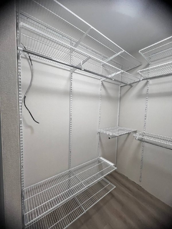 Белая П-образная гардеробная с выдвижными корзинами, ~1,5×2,1 м, фото 2