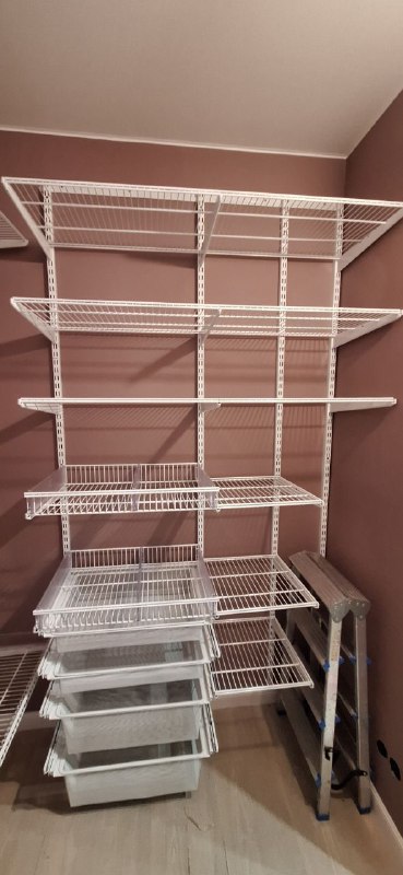 Белая П-образная гардеробная с выдвижными корзинами, ~2,4×1,8 м, фото 3