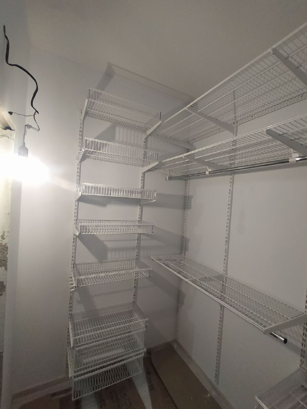 Белая П-образная гардеробная с выдвижными корзинами, ~2×1,7 м, фото 1