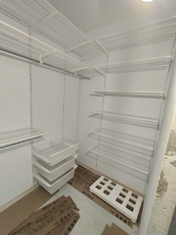 Белая П-образная гардеробная с выдвижными корзинами, ~2×1,7 м, фото 3